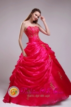 Appliques Decorate Pick-ups Inspired Red Sweetheart Quinceanera Dress For Formal Evening IN ChalatenangoEl Salvador Style ZYLJ21FOR