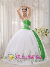 2013 El Estor Guatemala Fall Hot White and green Sweetheart Neckline Quinceanera Dress With Embroidery Decorate Style QDZY408FOR
