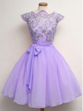 Popular Cap Sleeves Chiffon Knee Length Lace Up Dama Dress in Lavender with Lace and Belt