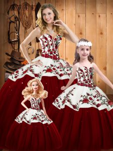  Sleeveless Tulle Floor Length Lace Up Vestidos de Quinceanera in Wine Red with Embroidery