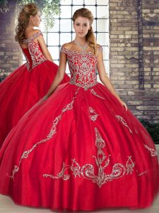  Tulle Off The Shoulder Sleeveless Lace Up Beading and Embroidery 15 Quinceanera Dress in Red