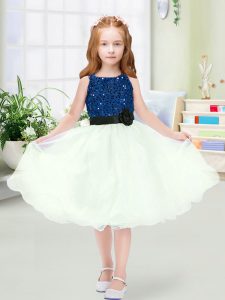 Designer Blue And White Organza Zipper Flower Girl Dresses Sleeveless Knee Length Sequins and Hand Made Flower