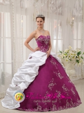 Ciudad Juarez Mexico Beautiful Embroidery Bright Purple and White Sweet 16 Dress Sweetheart neckline Ball Gown Style QDZY423FOR