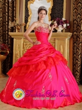 2013 Juazeiro do Norte Brazil Sweetheart Taffeta Ball Gown Beading Decorate Bust Modest Red Quinceanera Dress Style QDZY217FOR