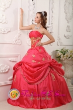2013 La Ligua Chile Princess Red Strapless Pick-ups Beading and Appliques Decorate For 2013 Quinceanera Dress Style QDZY025FOR