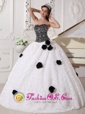 Curacautin Chile Sequins and Hand Made Flowers Decorate Bodice Remarkable White and Black Quinceanera Ball GownDress Strapless Special Fabric Gorgeous  Style QDZY544FOR