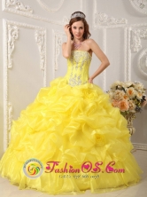 San Clemente Chile Yellow Beaded Appliques Decorate Bodice Hand Made Flower Pick-ups Ball Gown For Sweet 16 Style QDZY054FOR