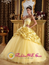 San Javier Chile Custom Made 2013  Modest Beaded Decorate Hand Made Flowers And Pick-ups Yellow Quinceanera Dress Style QDZY214FOR