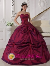 Valdivia Chile Beautiful Sweetheart Burgundy Pick-ups Quinceanera Dress With Exquisite Taffeta Appilques in Summer Style QDZY645FOR