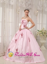 La Macarena Colombia Elegant A-line Baby Pink Appliques Decorate Quinceanera Dress With Strapless Taffeta for Formal Evening Style QDZY533FOR