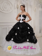 2013 Pese Panama Black and White Pick-ups Quinceanera Dresses With Beading Taffeta and Tulle gown For Winter Style QDZY413FOR
