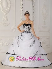 2013 Simple Satin and Organza White Floor-length For Quinceanera Dress Sweetheart Ball Gown Las Piedras Uruguay Style QDZY320FOR 