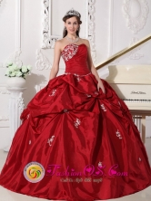 Summer Wine Red Elegant Quinceanera Dress Clearance With Sweetheart Neckline Beaded Decorate IN  Mercedes Uruguay Style QDZY507FOR