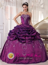 2013 Puebla Mexico Summer Wholesale Eggplant Purple Embroidery Quinceanera Ball Gown with Pick ups Style PDZY552FOR 