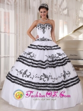 Black and White Quinceanera Dress With Sweetheart Neckline Embroidery ball gown for 2013 Guadalupe Costa Rica Style PDZY439FOR 
