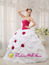 Hand Made Flowers and Beading Decorate Bodice Sexy White and Hot Pink Quinceanera Dress For 2013 Quinceanera San Felipe Costa Rica Style QDZY378FOR  