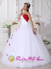 2013 Pucallpa Peru White and Red Sweetheart Neckline wholesale Quinceanera Dress With Hand Made Flowers Decorate Style QDZY106FOR 