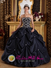 2013 Puerto Maldonado Peru Stylish wholesale Quinceanera Gown Black Beaded Decorate Bodice Strapless With Pick-ups Style QDZY173FOR