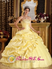 2013 Pe uelas Puerto Rico Latest Ball Gown Quinceanera Dress Light Yellow Taffeta Beaded Decorate Yet Pick-ups Wholesale Style QDZY212FOR