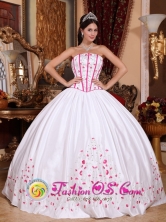 2013 Spring White  Wholesale Taffeta Quinceanera Dress With Beading and Embroidery In Bailadores Venezuela Style QDZY670FOR 