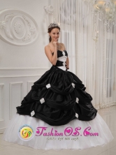 2013Pinillos Colombia Wholesale Black and White Pick-ups Quinceanera Dresses With Beading Taffeta and Tulle gown For Winter Style QDZY413FOR 